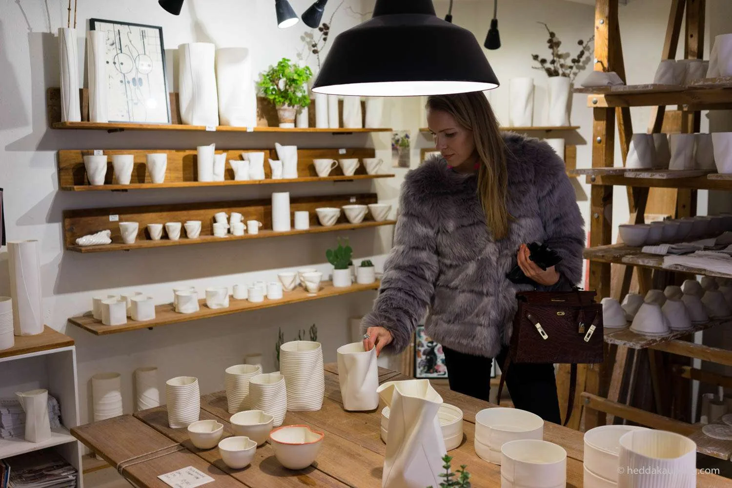 Keramiker Inge Vincents lager de mest delikate vaser og kopper i keramikk