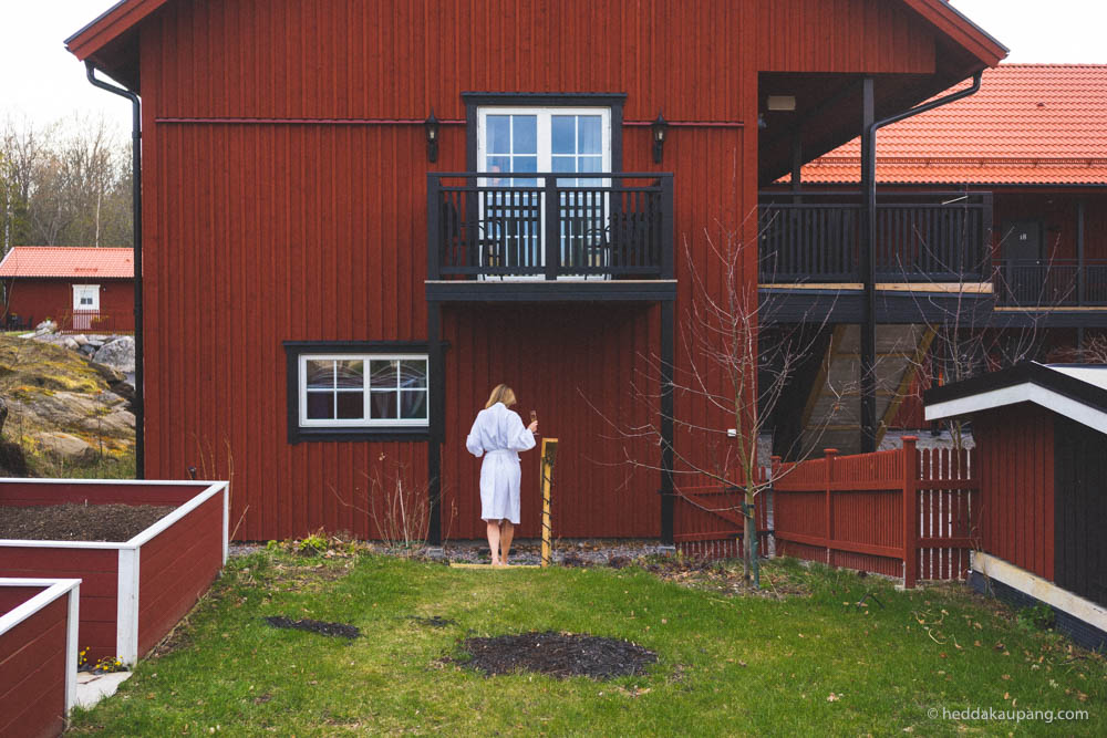 Morgenkåpe og champagne i svensk småbyidyll  