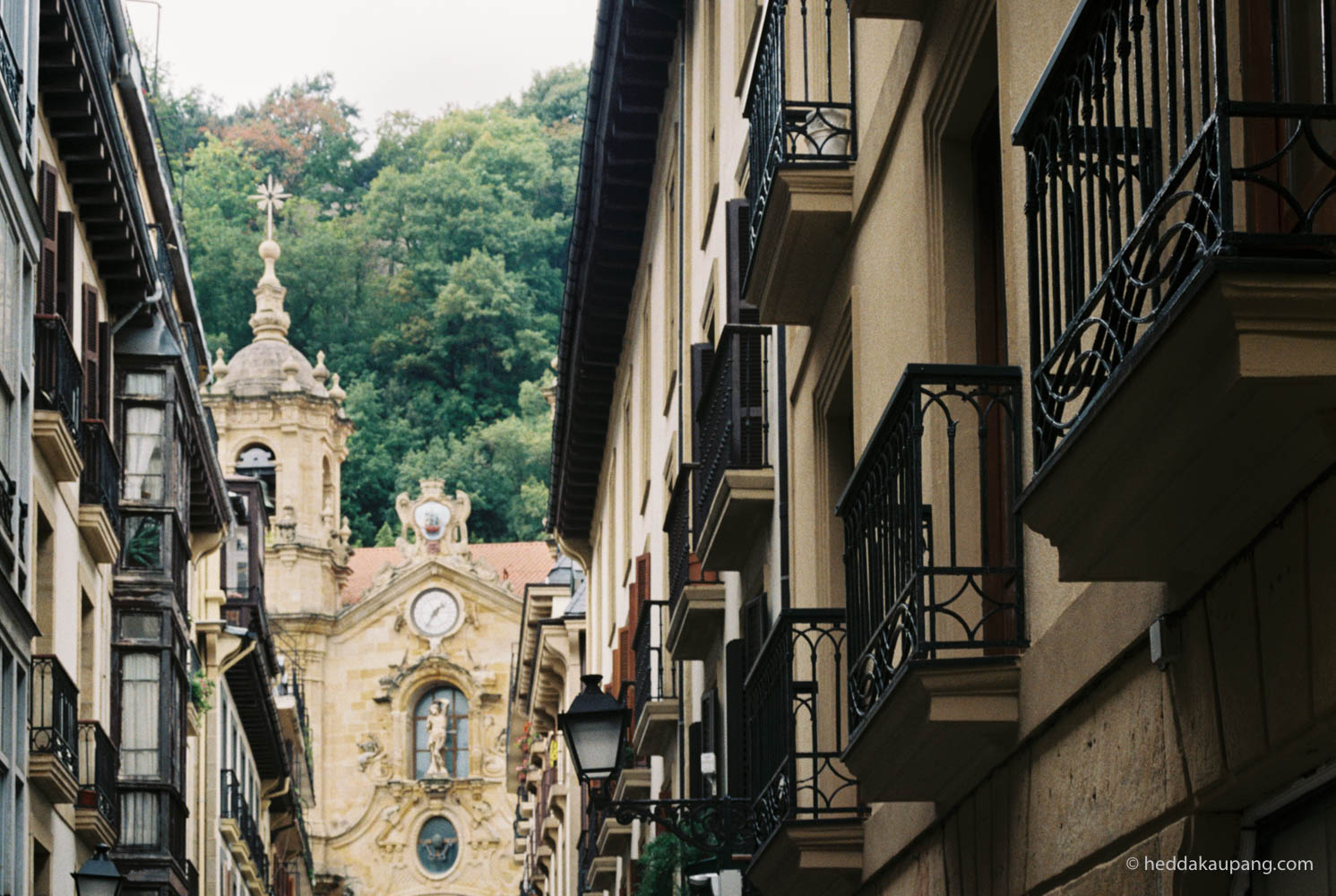 Vakre kirker og gater i San Sebastian